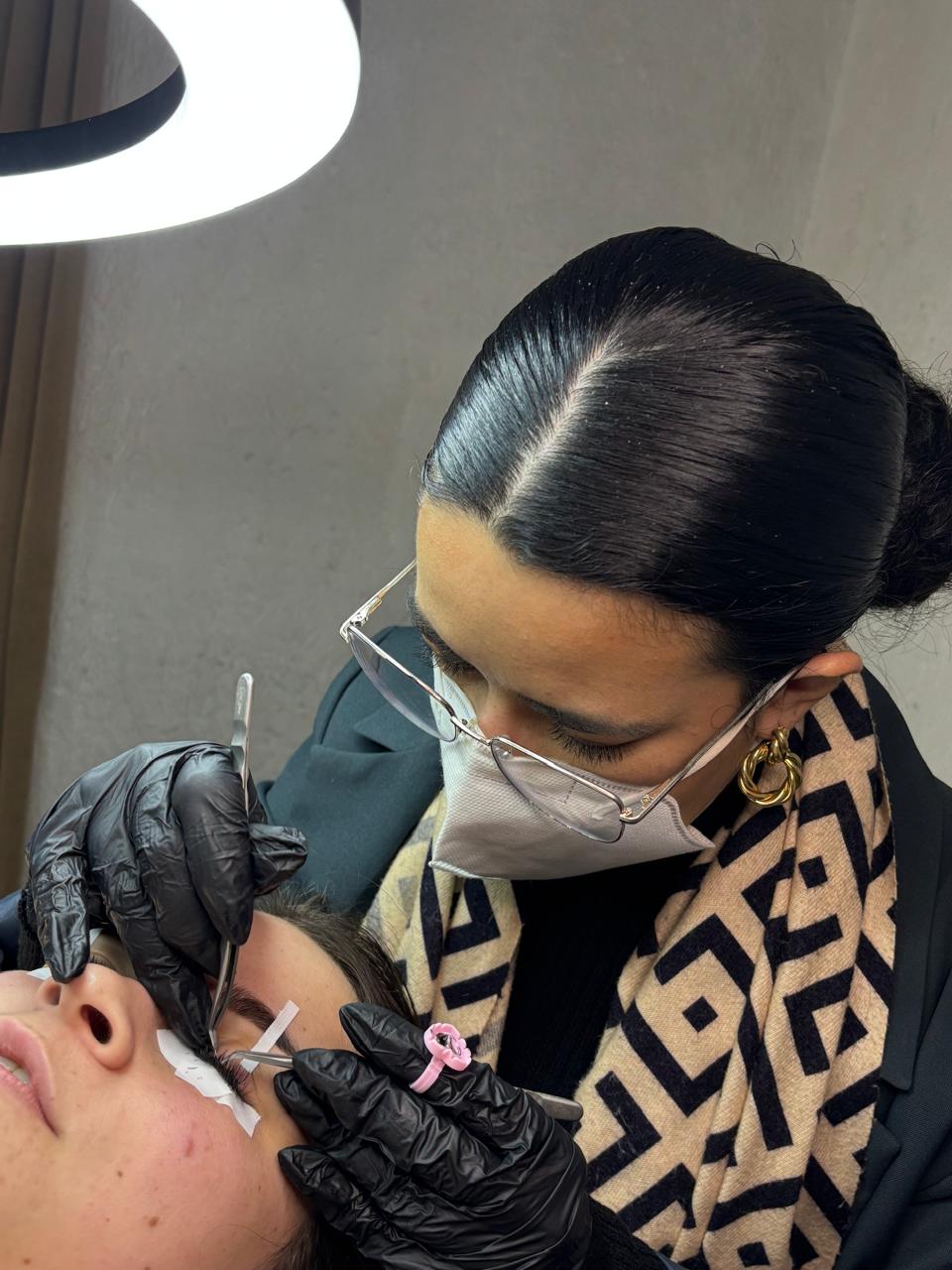 Amanda realizando aplicação de cílios