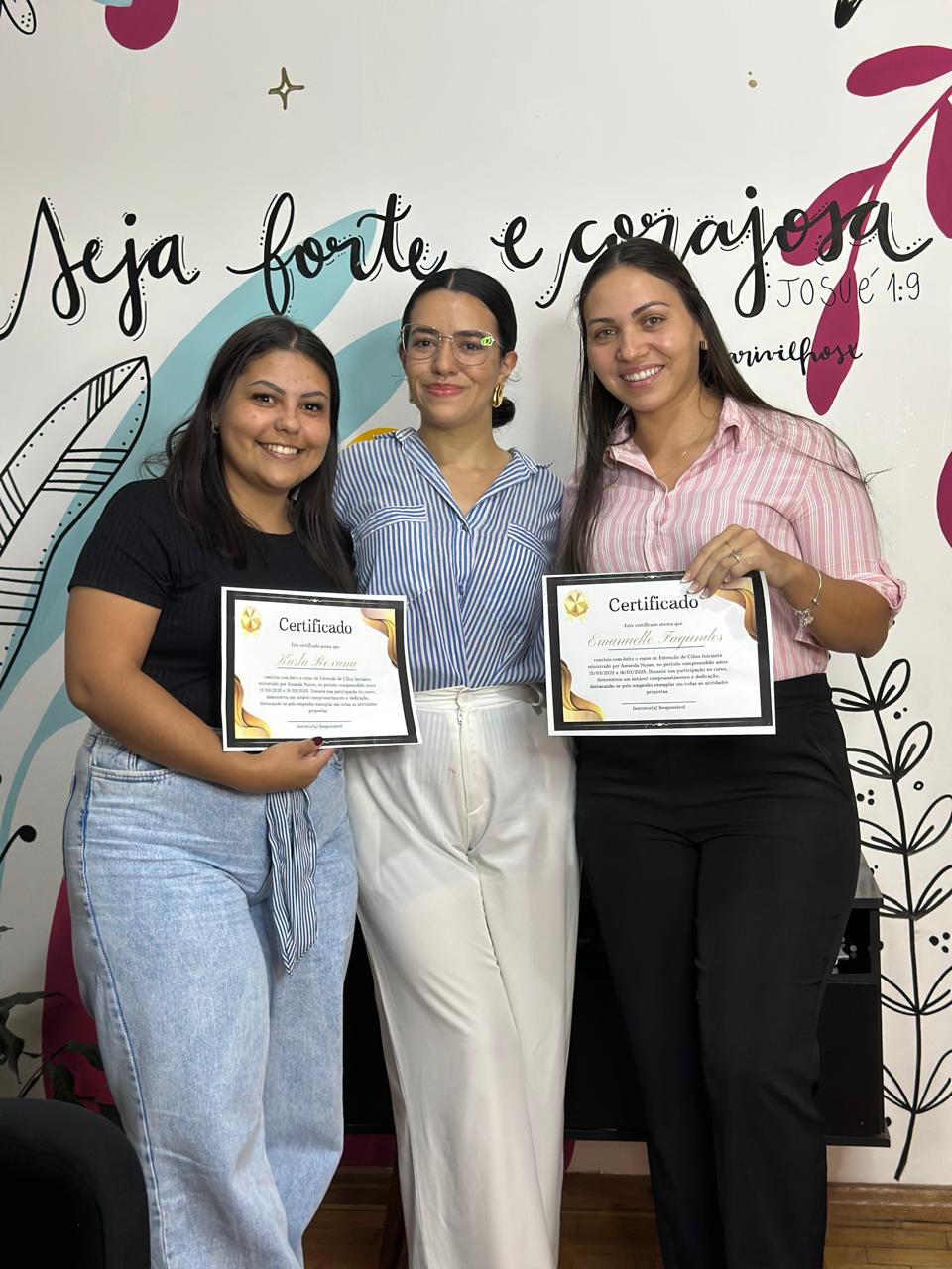 Amanda e alunas com certificados de conclusão