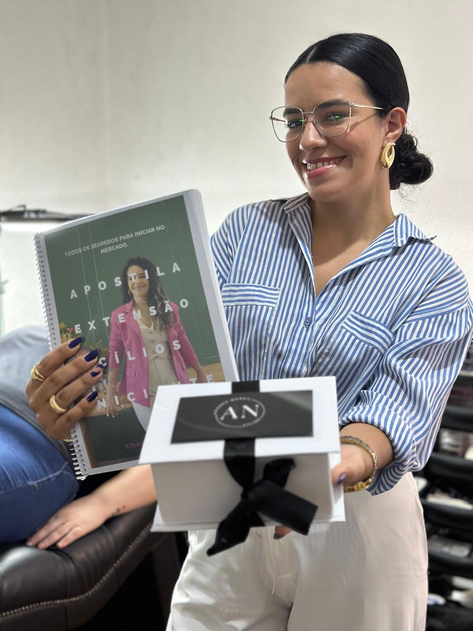 Amanda com apostila e kit do curso
