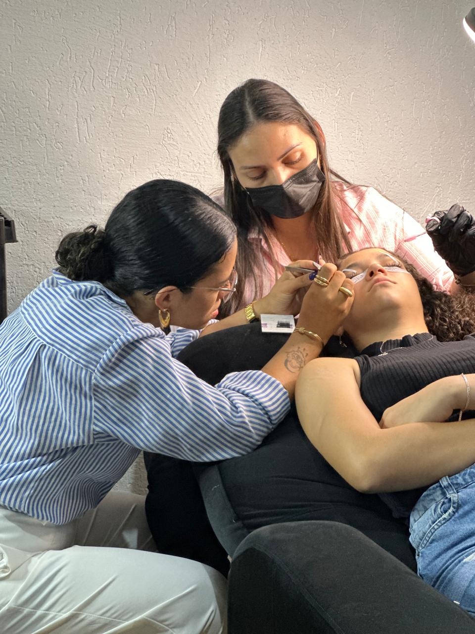 Amanda orientando uma aluna durante a prática